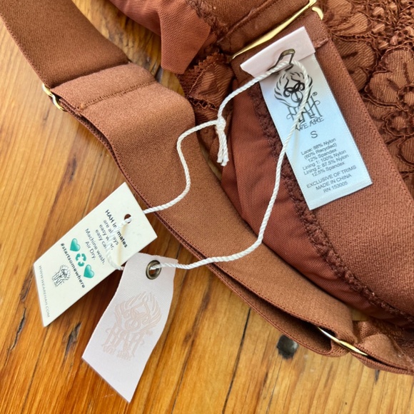 NWT We are HAH Groupie Bralette Milk Chocolate Size Small Lace Front Clo… - Picture 4 of 5